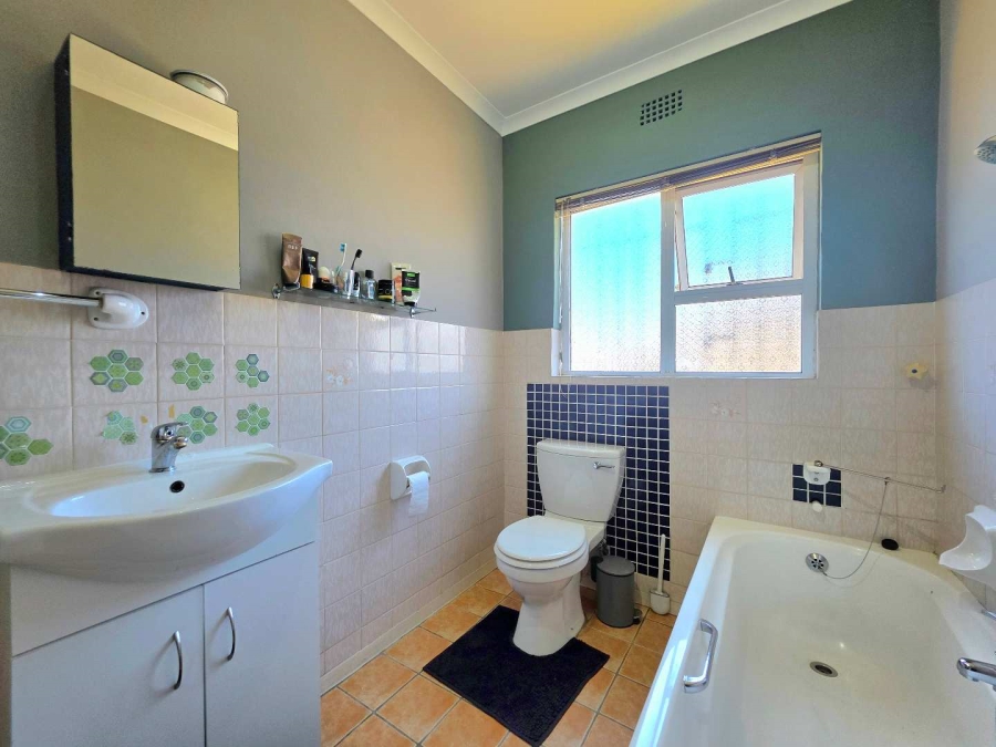 5 Bedroom Property for Sale in Plattekloof Western Cape